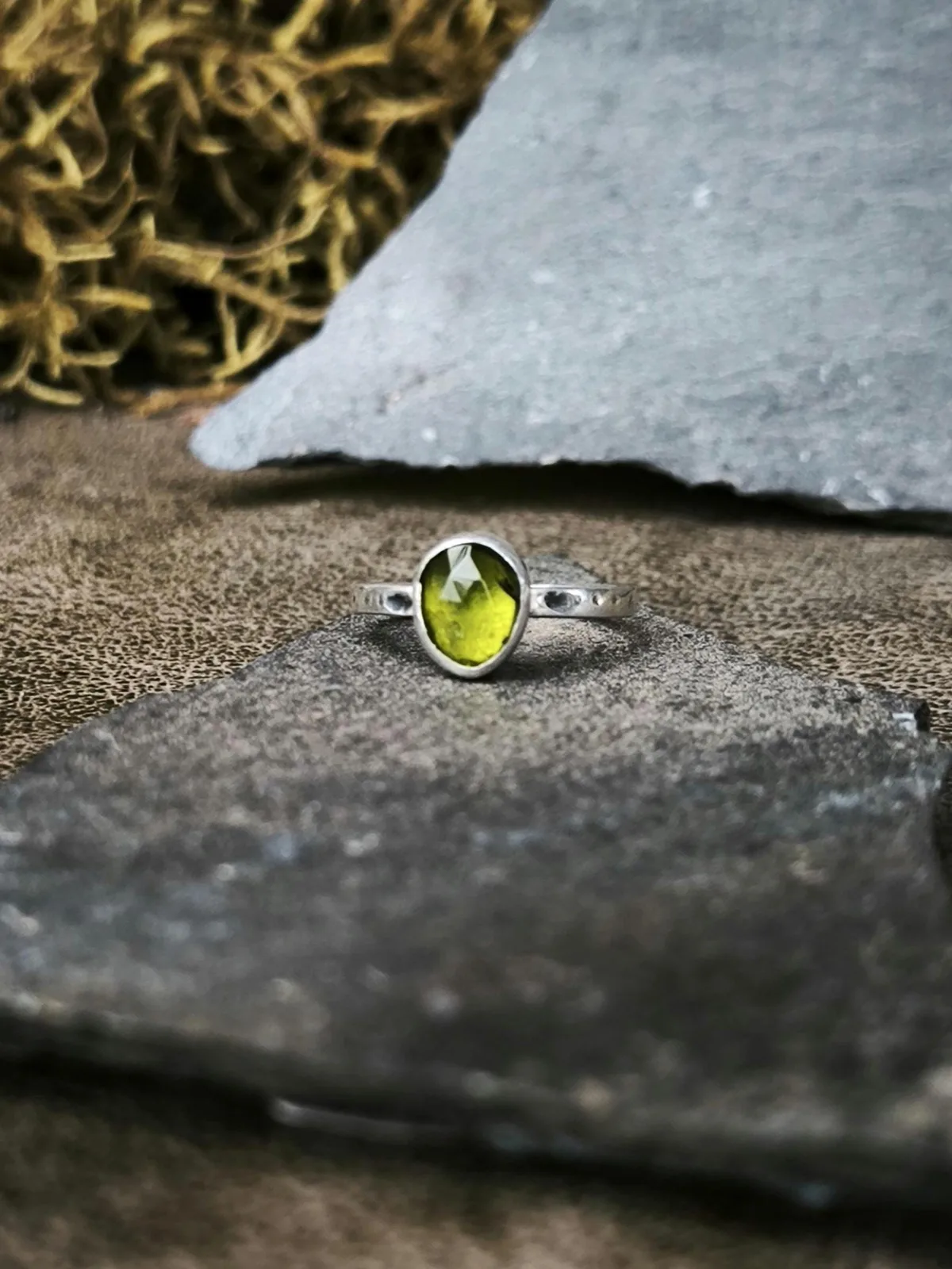 Bague simple en argent massif avec un péridot. Bijoux minimaliste fait main en France. Pierre naturelle. Bague créateur