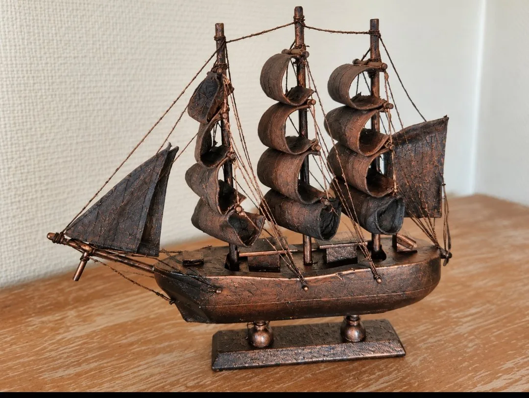 Bateau — Art Flo Création, Création d'objets / Décoration à Lacs — Bateau : Passionnée de récupération et de création artisanale, je transforme, répare et détourne des objets oubliés ou destinés à être jetés. Certaines pièces naissent entièrement de mon imagination, d'autres retrouvent une seconde vie grâce à mon travail.
❤️ Chaque création est unique !