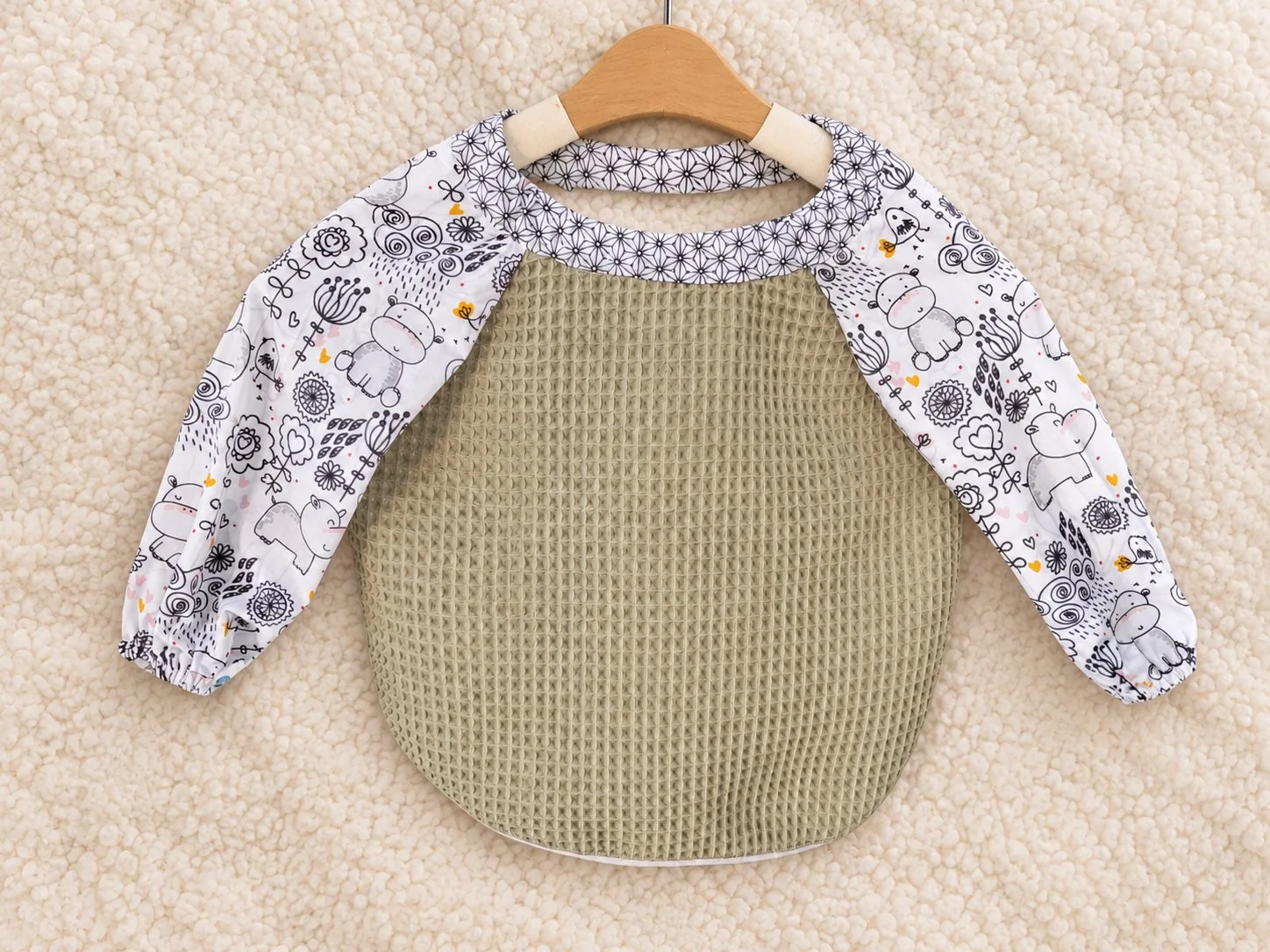 Bavoir à manches — Les petits doigts de Gabylou, Couture à Saint-silvain Bellegarde — Bavoir à manches (Hippopotame) : On mange,on peint, on patouille et on garde ses vêtements bien protégés