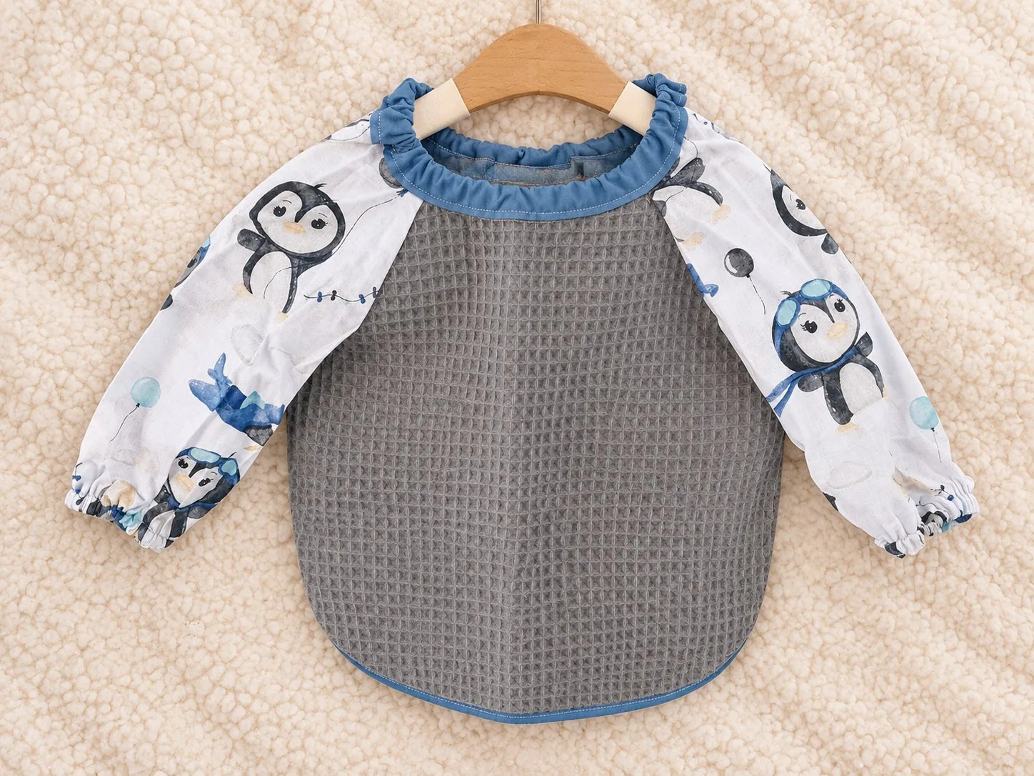 Bavoir à manches — Les petits doigts de Gabylou, Couture à Saint-silvain Bellegarde — Bavoir à manches (Pingouin) : On mange,on peint, on patouille et on garde ses vêtements bien protégés