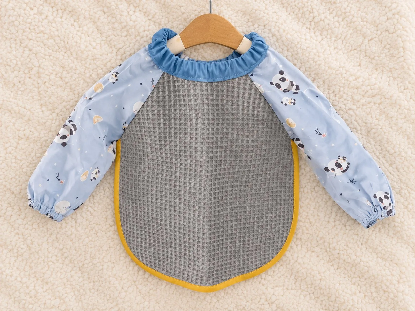 Bavoir à manches — Les petits doigts de Gabylou, Couture à Saint-silvain Bellegarde — Bavoir à manches (Panda) : On mange,on peint, on patouille et on garde ses vêtements bien protégés