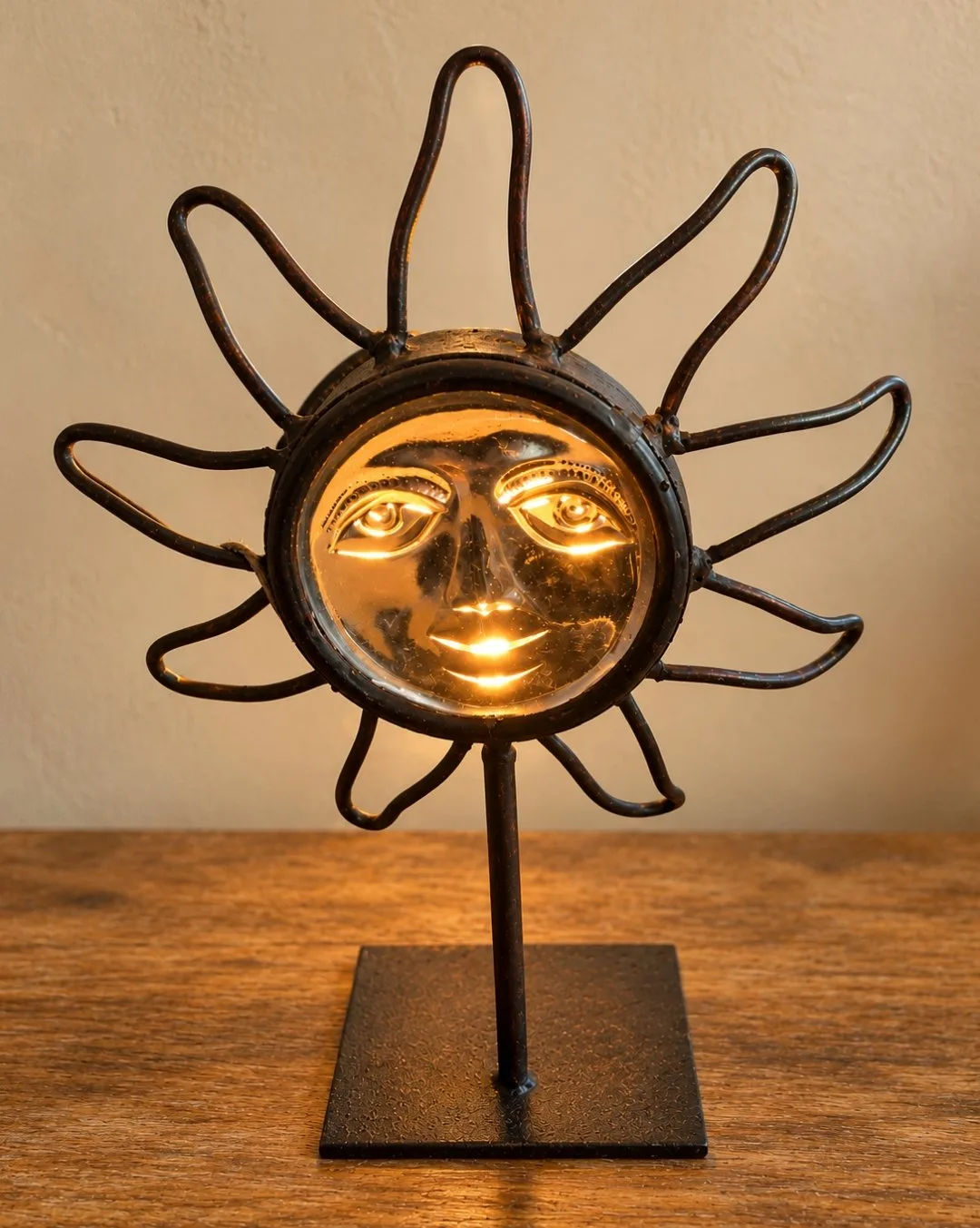Bougeoir soleil — Art Flo Création, Création d'objets / Décoration à Lacs — Bougeoir soleil : Récupéré entièrement rouillé, cet ancien bougeoir en forme de soleil méritait une seconde vie.
Je lui ai redonné tout son charme et remplacé son verre central pour qu'il puisse à nouveau révéler son joli visage lumineux.