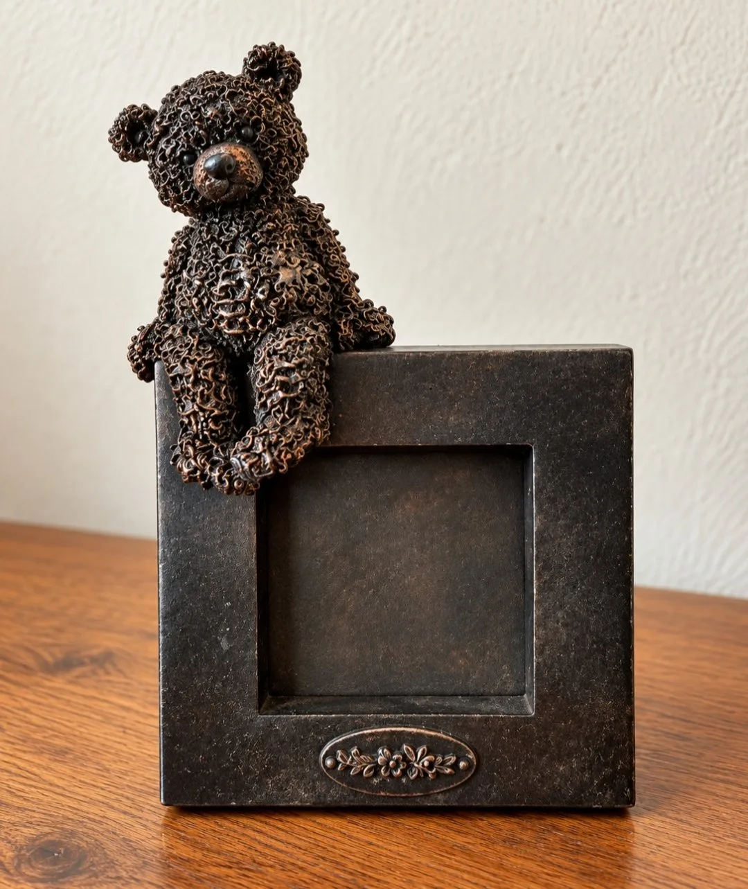 Cadre photo petit ours : Petit cadre photo petit ours. Dimensions photo. 4,5  x 4,5