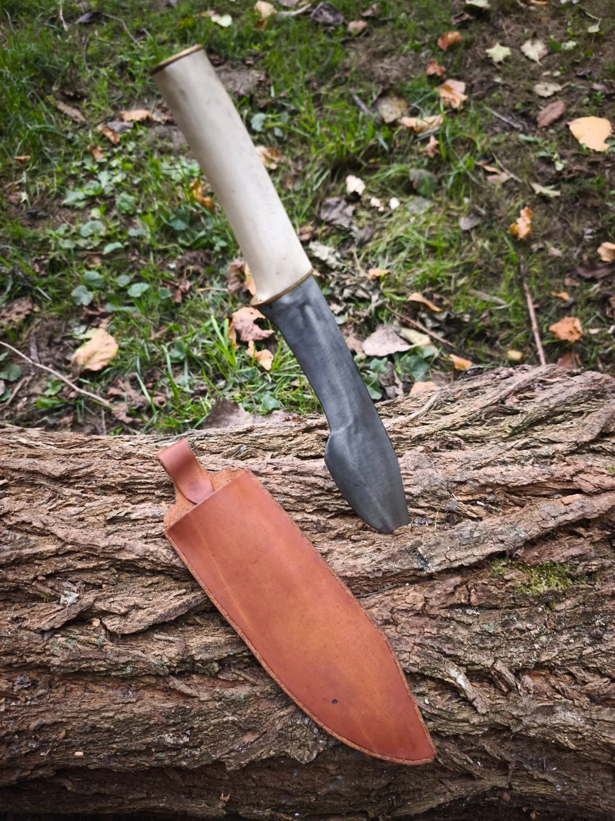 Couteau de chasse : Manche en bois de cerf poli, lame en acier trempé et fourreau en cuir bovin