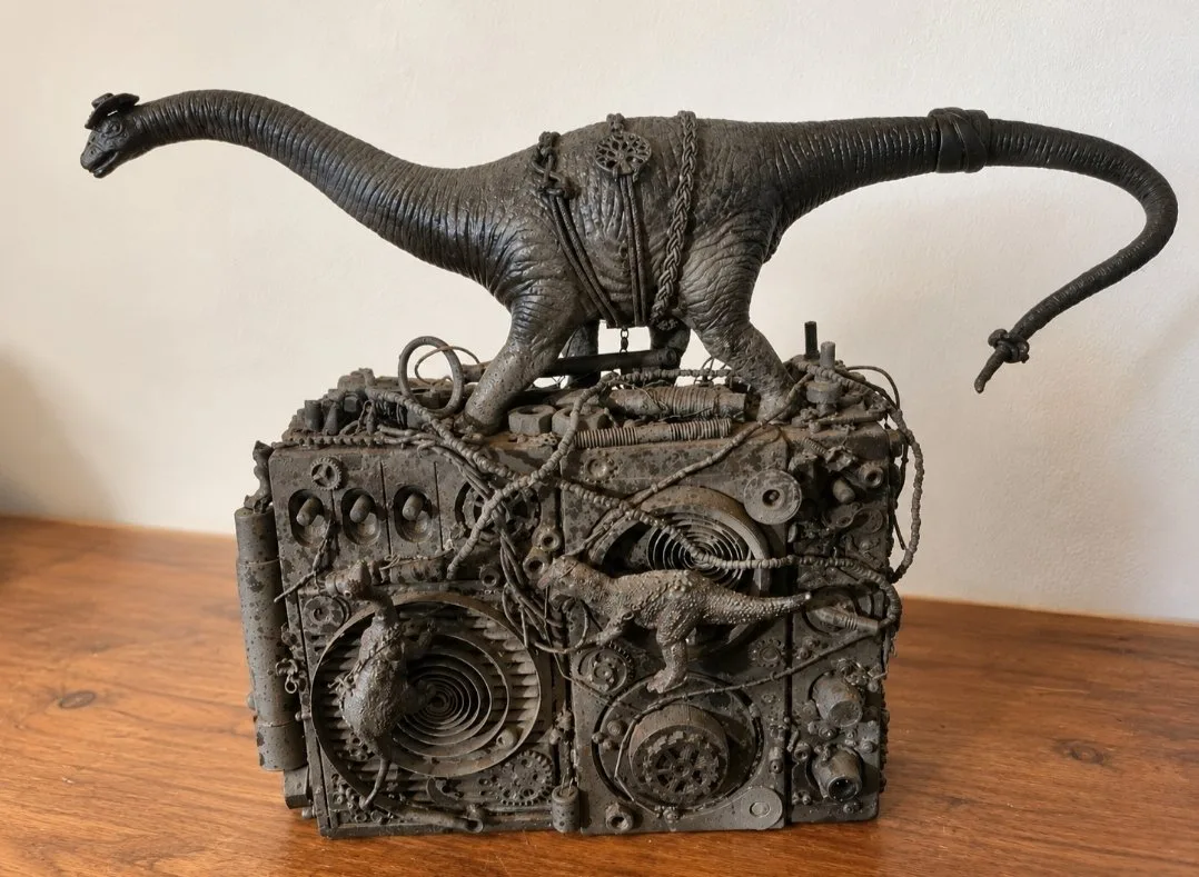 Jurassik mécanik : Vieux poste de radio. Matériaux utilisés. Plastique, métal , résine, bois...