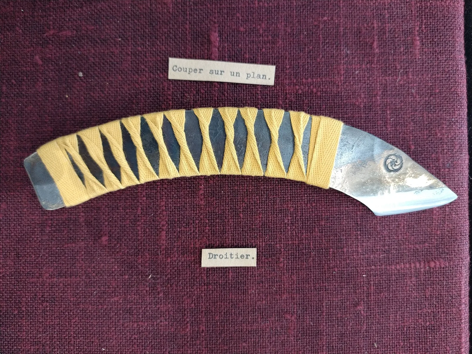 Kiridashi-Yokote, droitier, couper sur un plan. : Pour couper sur un plan, papier, carton, cuir, etc. Le fil du tranchant est légèrement arrondi pour éviter d'accrocher la matière. 
Trempe sélective à l'eau.
Cordage noué.
