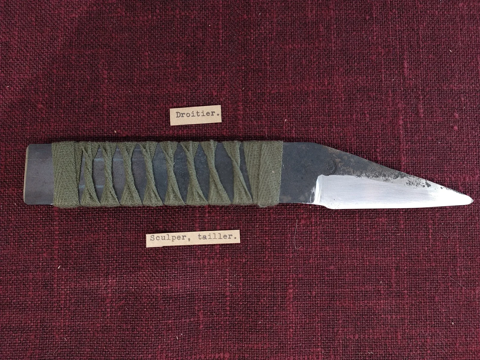 Kiridashi-Yokote, droitier, sculpter. : Kiridashi-Yokote pour la sculpture. Ergonomie parfaite, pouce dans le dos de la lame et main autour du cordage.
Peut aussi servir de cutter à tour faire. 
Cordage noué.
