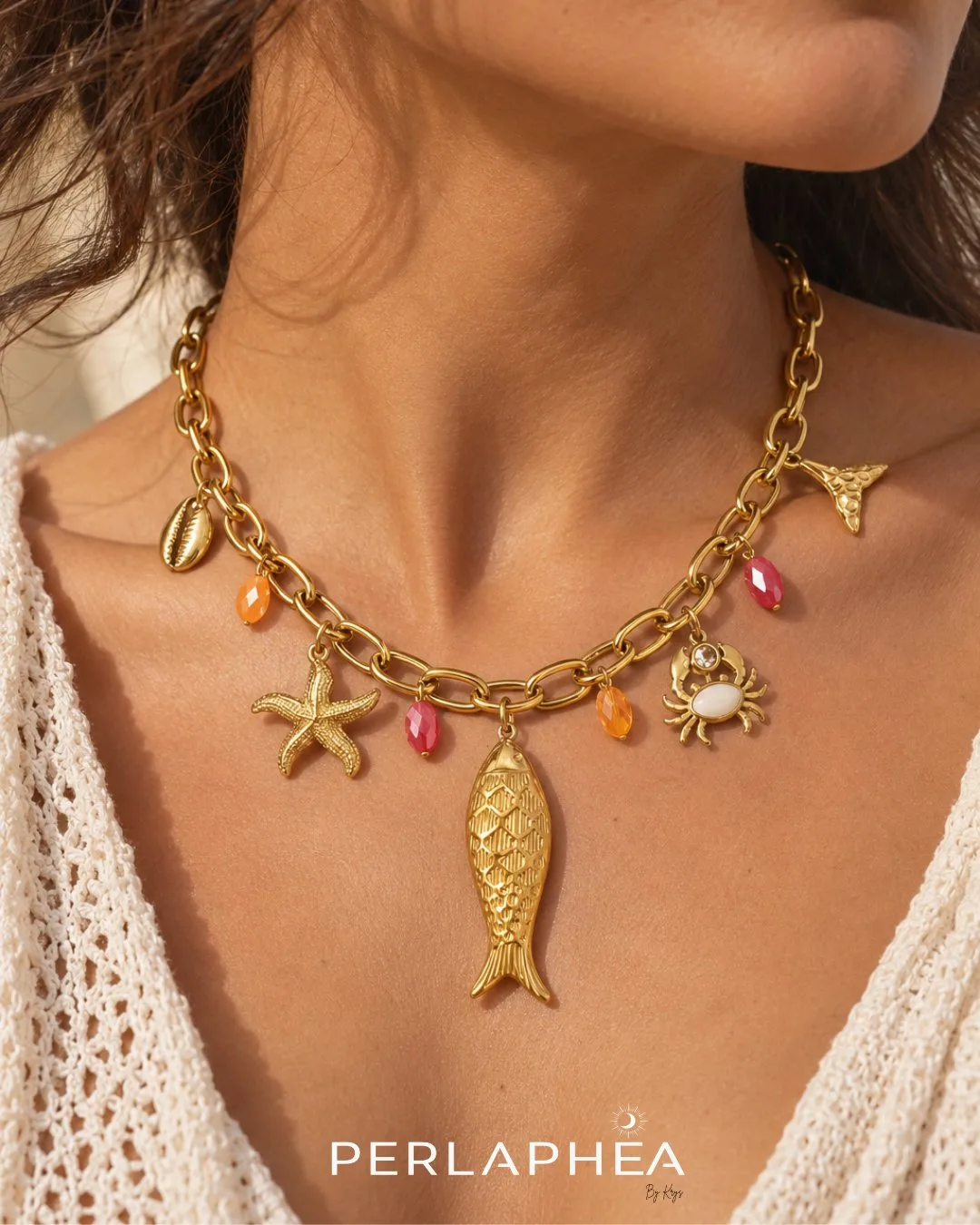 ✨ NOUR — Collier à breloques marines dorées — PERLAPHÉA by Krys, Bijouterie : Laissez-vous séduire par Nour, un collier de caractère qui célèbre la féminité, la liberté et l'élégance solaire.
Sa chaîne dorée aux maillons généreux accueille une composition de breloques inspirées de l'univers marin. Le collier et ses breloques sont Acier inoxydable.