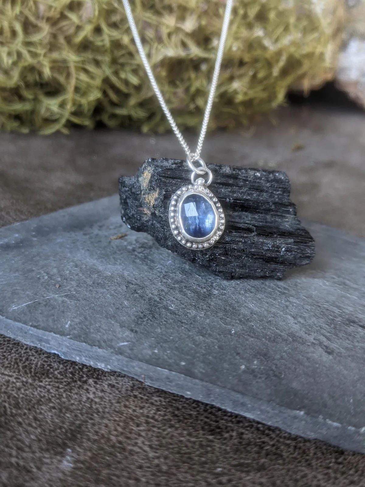 Pendentif argent 925, cyanite bleue et granulation. Bijoux argent massif. Pierre naturelle. Pendentif bohème