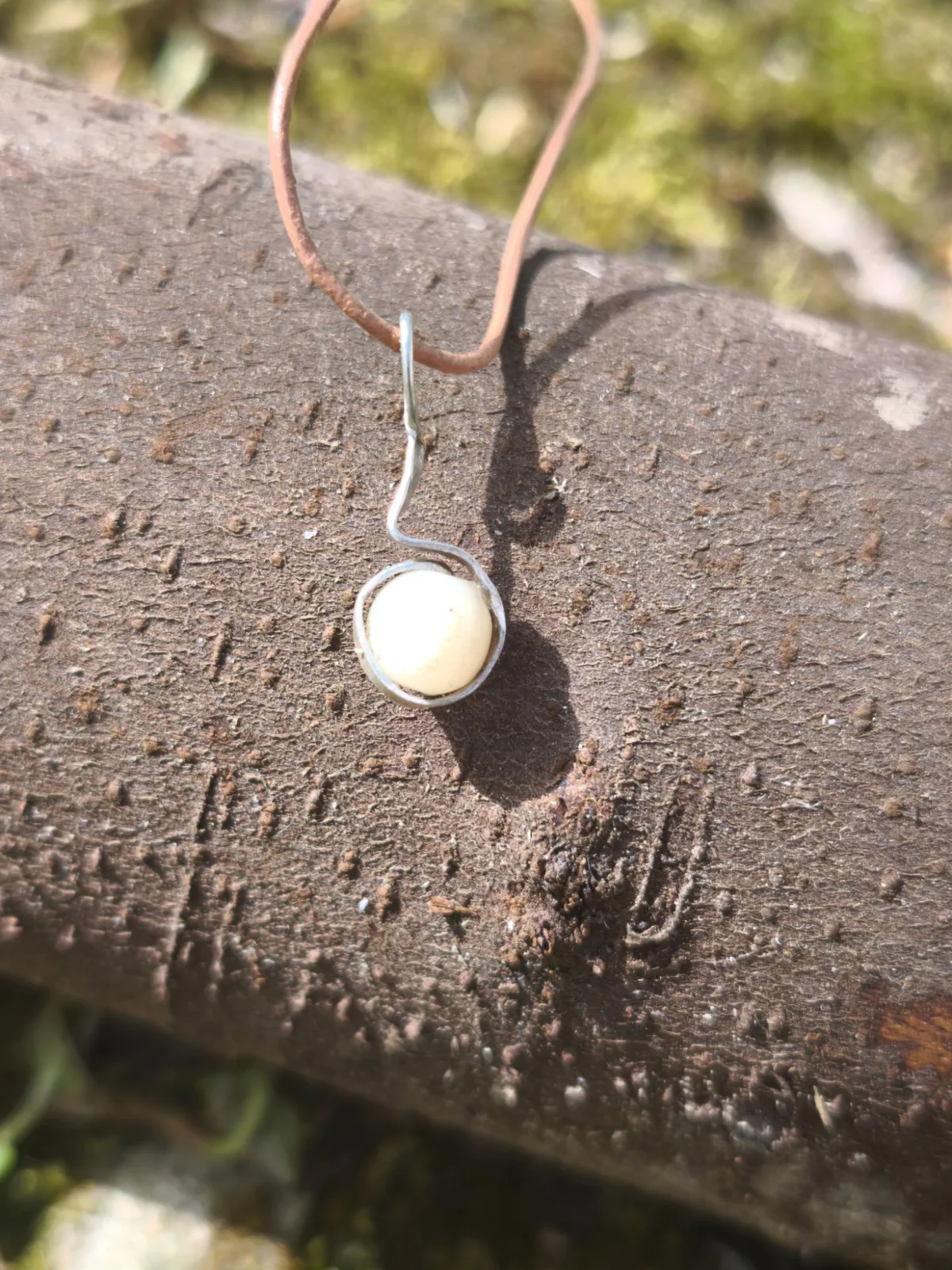 Pendentif argent et perle nacrée : Discret et élégant