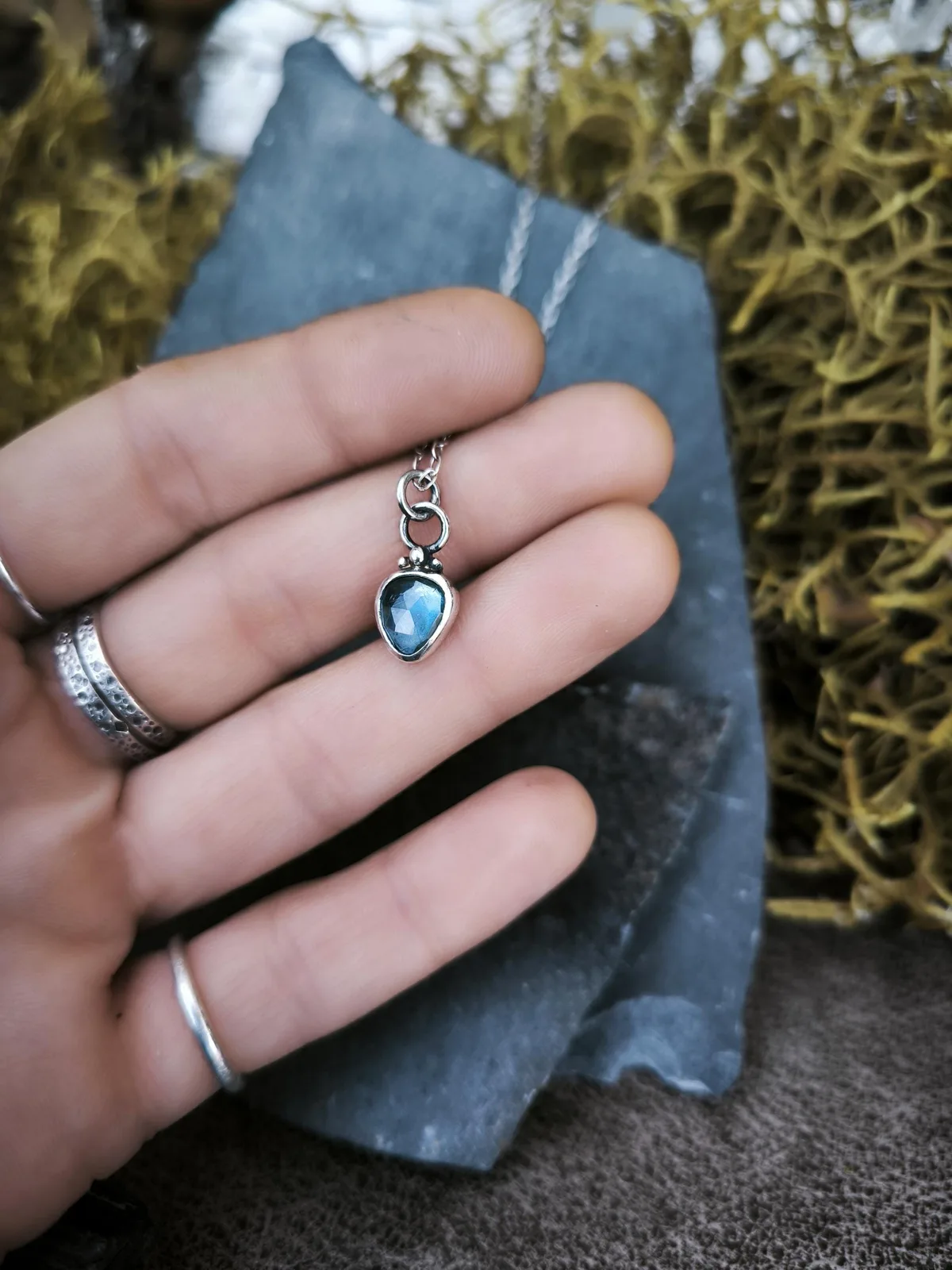 Pendentif argent massif et topaze Blue London. Bijoux minimaliste. Pierre naturelle. endentif fait main en France. argent sterling
