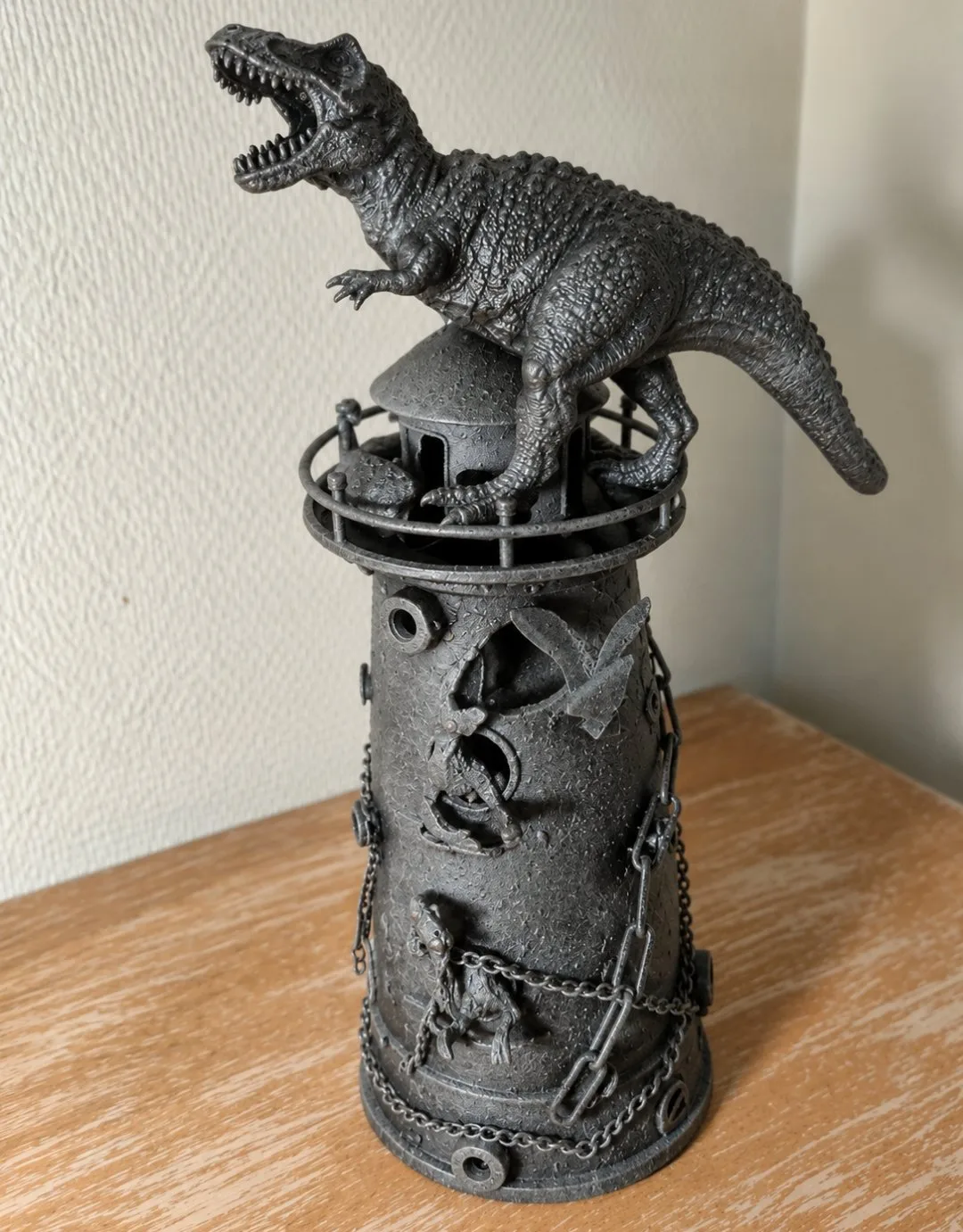 Phare dinosaure — Art Flo Création, Création d'objets / Décoration à Lacs (photo 2/2)