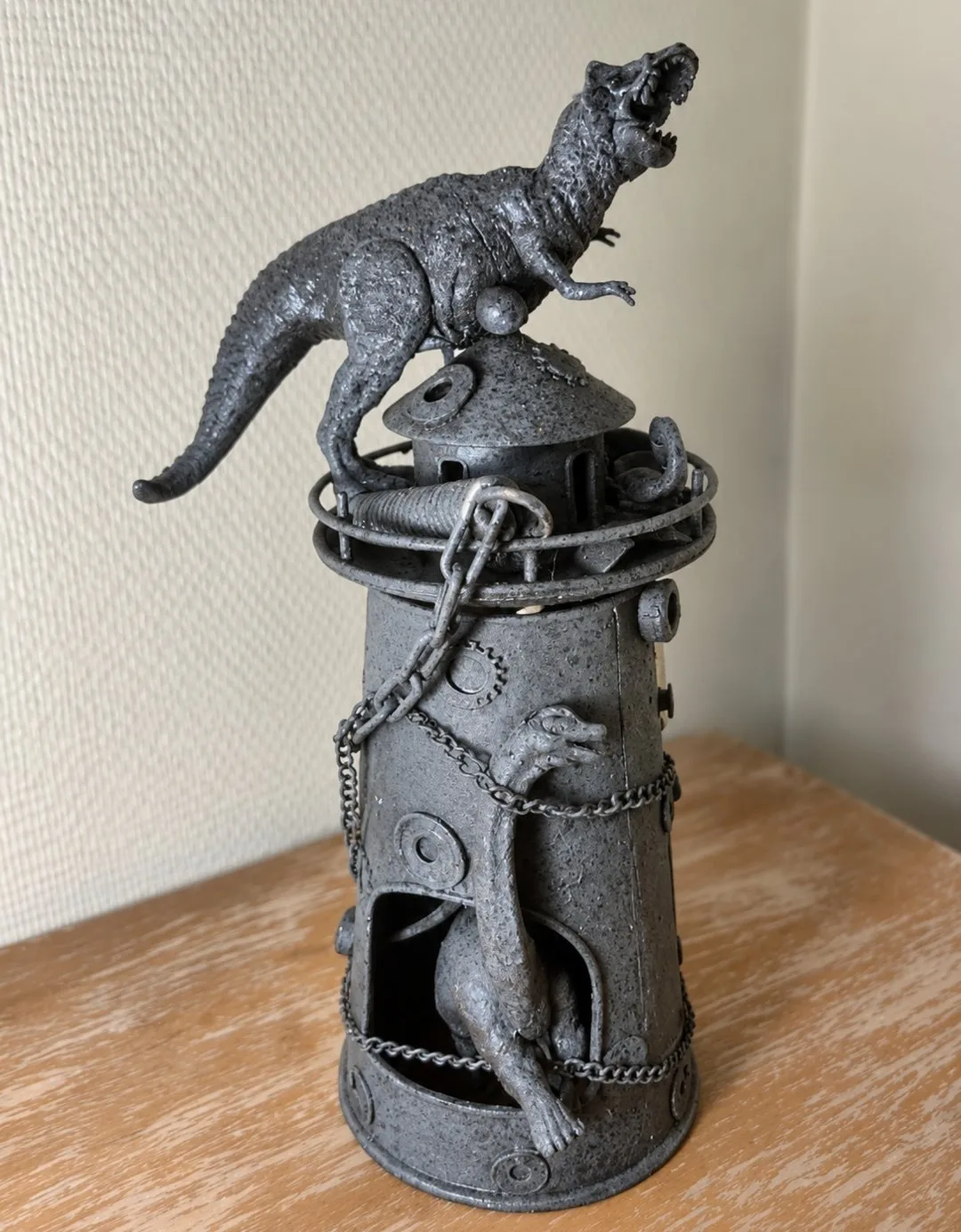 Phare dinosaure — Art Flo Création, Création d'objets / Décoration à Lacs (photo 1/2)